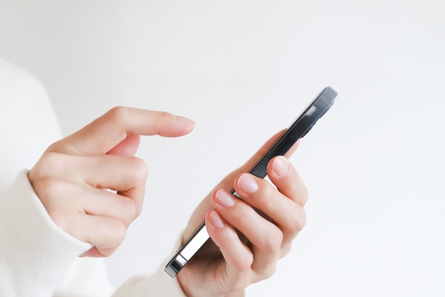 スマートフォンを手にする様子